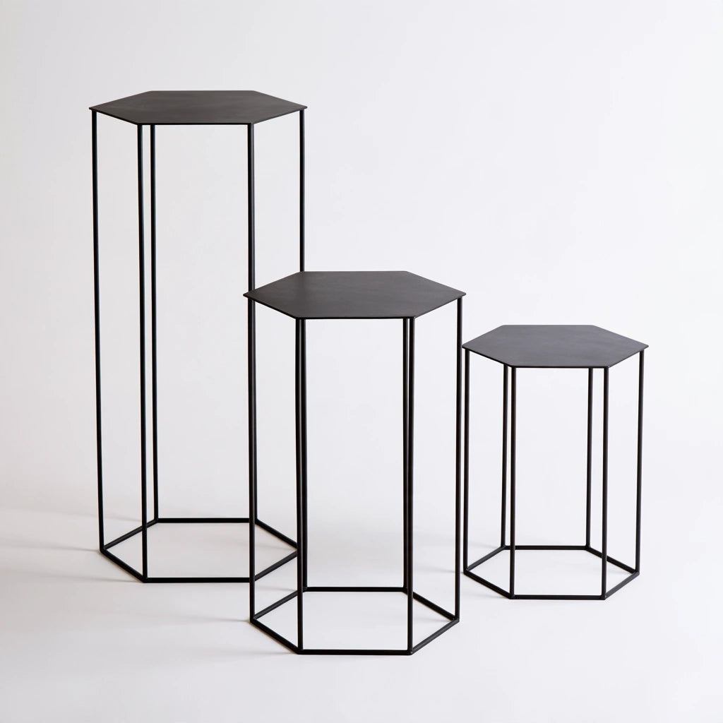 Set di tavolini a colonna dalle linee essenziali, colore grigio